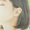 イヤーカフ 透かし デザイン ゴールド 着用イメージ
