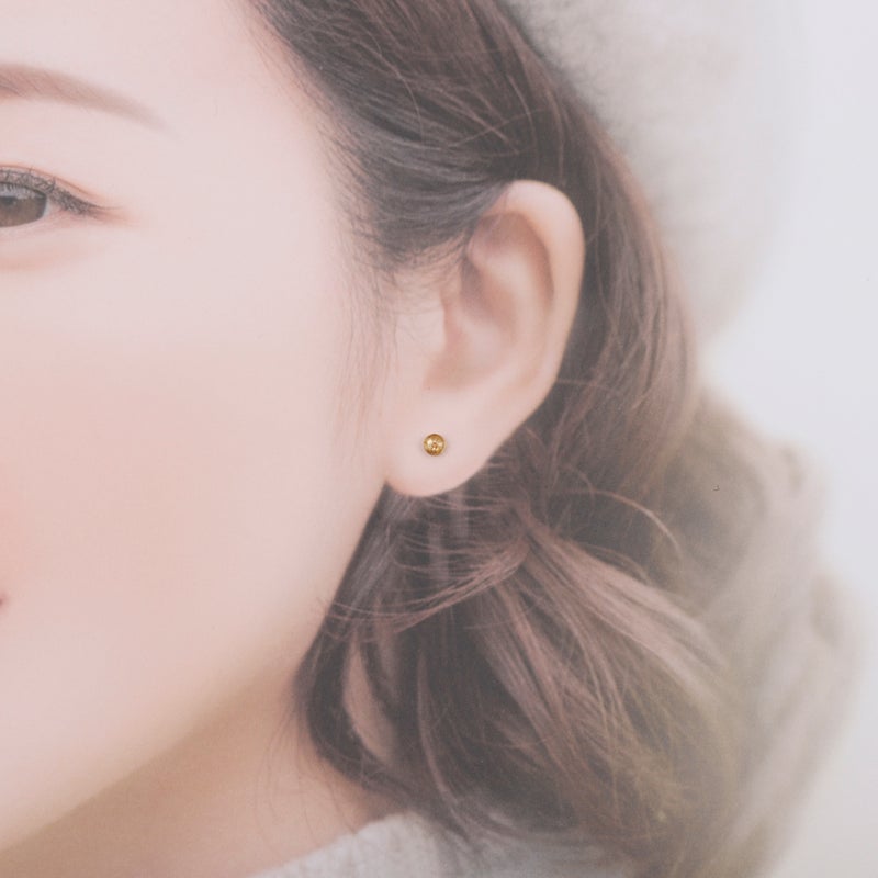  * 長い * 芯有り お椀ピアス 4mm ［ ゴールド 金 ］着画